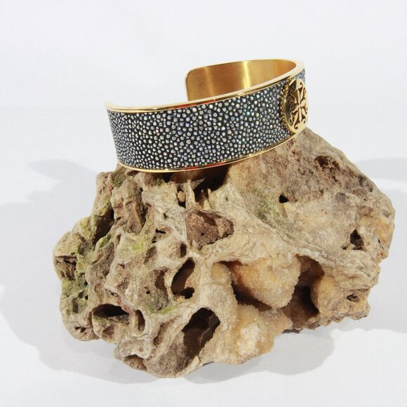 Rustic Cuff Stingray Metallic Gold Tone Wide Metal Cuff Bracelet - Picture 7 of 7